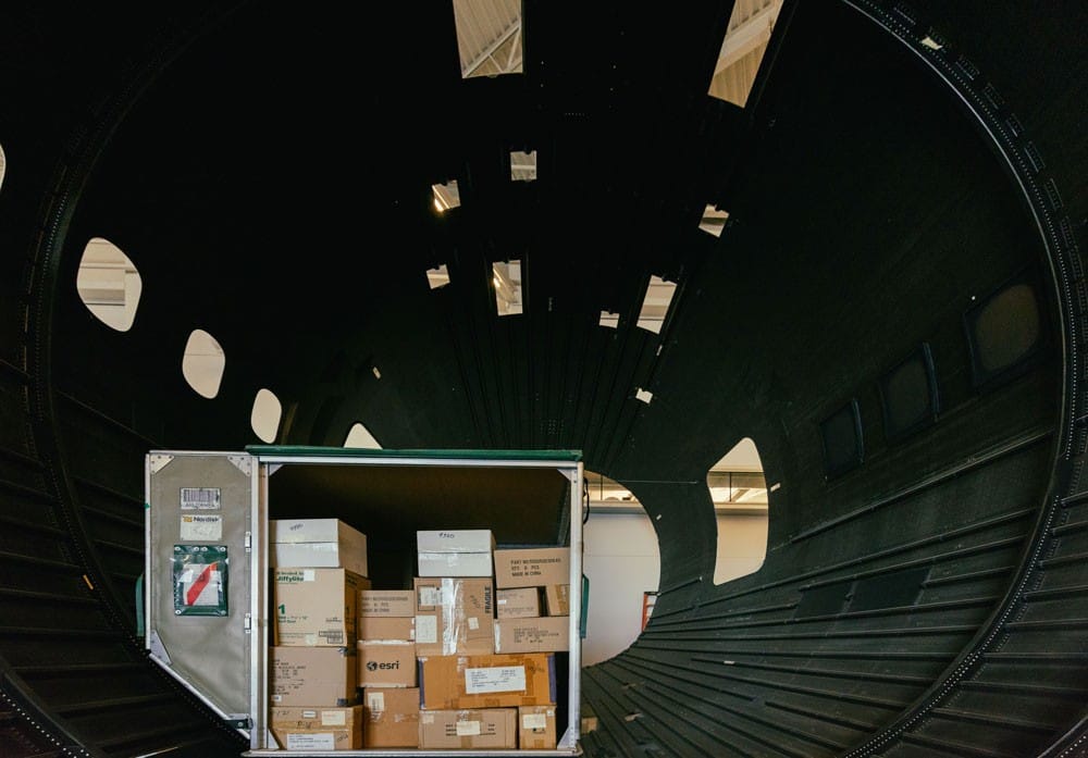 camion con paquetes en avion